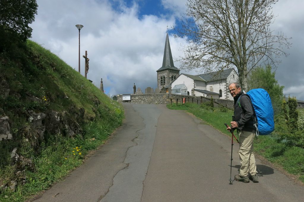 Eglise de St Pierre le Chastel en vue. 